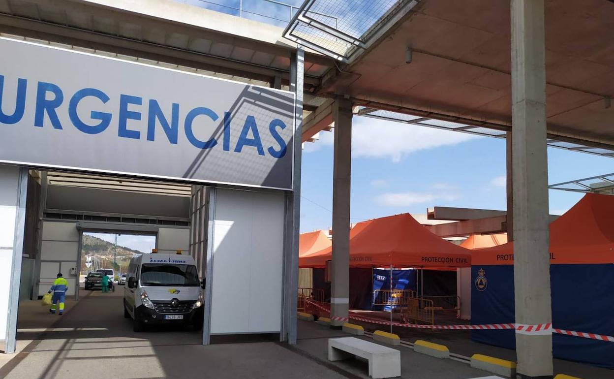 La instalación de carpas a la entrada de Urgencias forma parte del plan de contingencia del HUBU