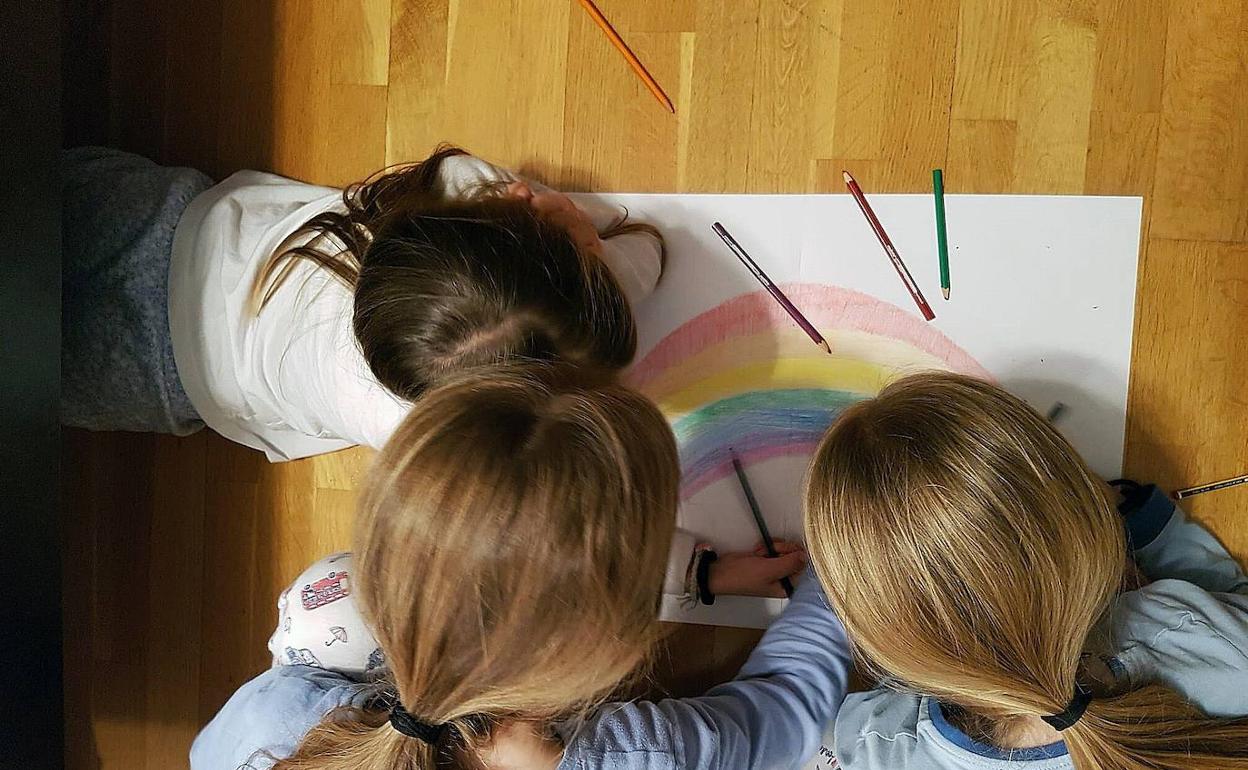 Imagen de archivo de niños pintando. 