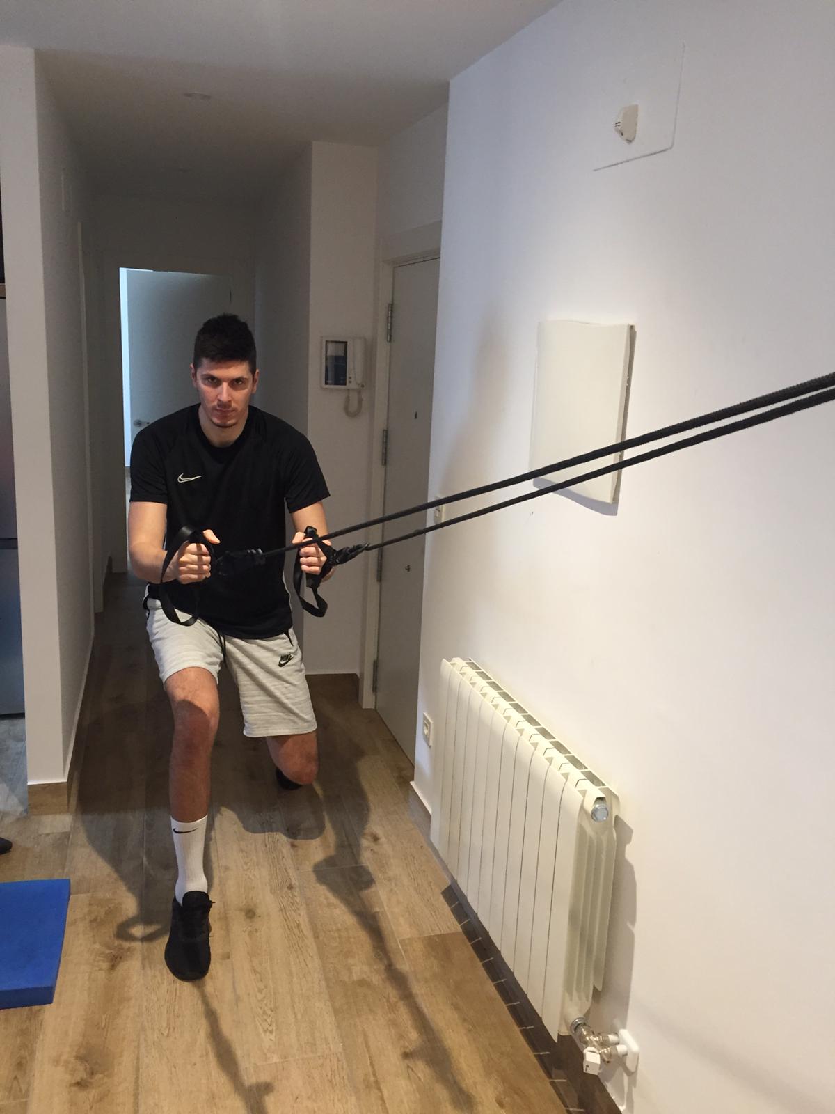 Fotos: Mucha predisposición y una pizca de creatividad en los entrenamientos en casa de los equipos burgaleses