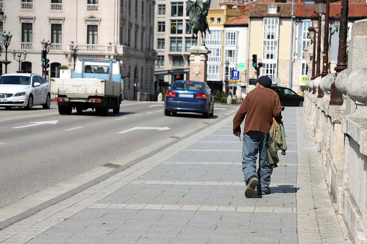 Pocos paseantes y apenas tráfico en otro día más del estado de alarma.