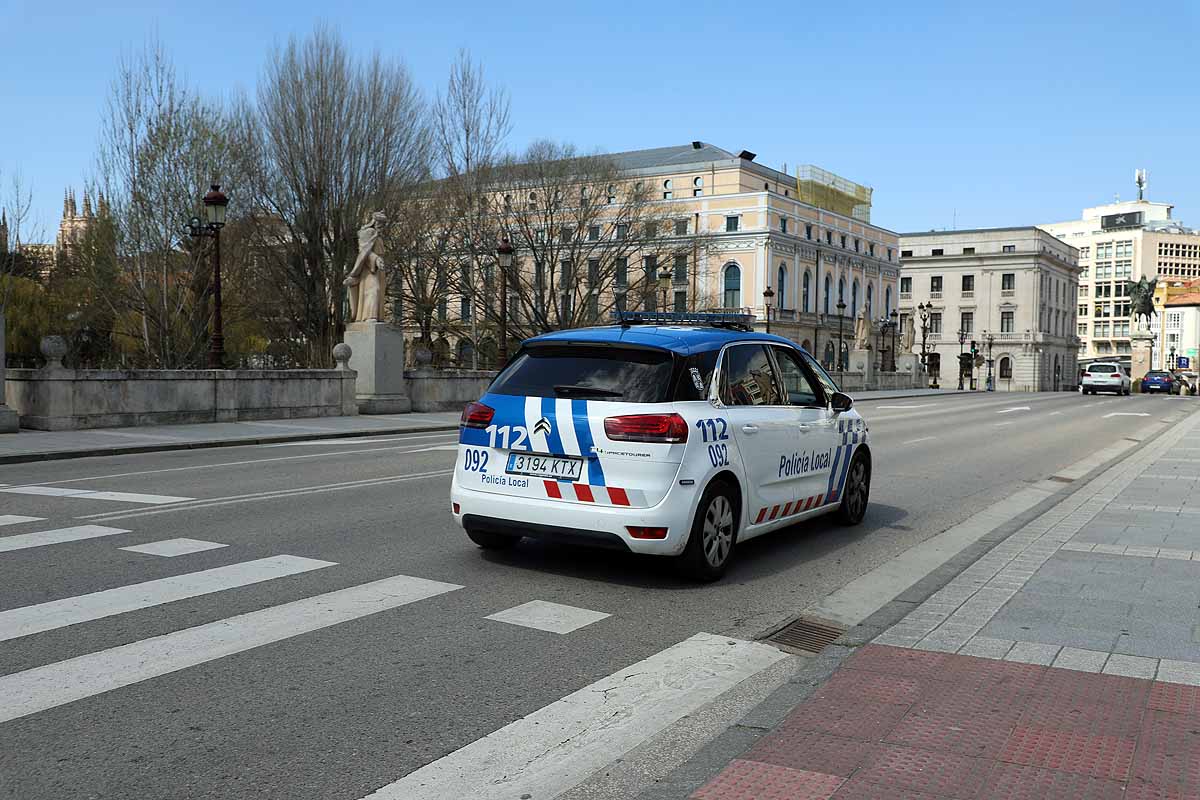 Pocos paseantes y apenas tráfico en otro día más del estado de alarma.