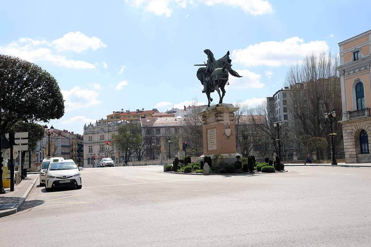 Pocos paseantes y apenas tráfico en otro día más del estado de alarma.