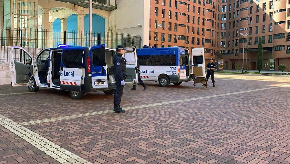 Ante la mirada de niños y mayores los perros han realizado ejercicios de obediencia y de intervención con los agentes.