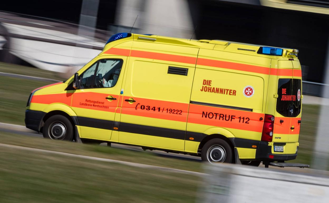 Una ambulancia alemana traslada enfermos en Leizig.