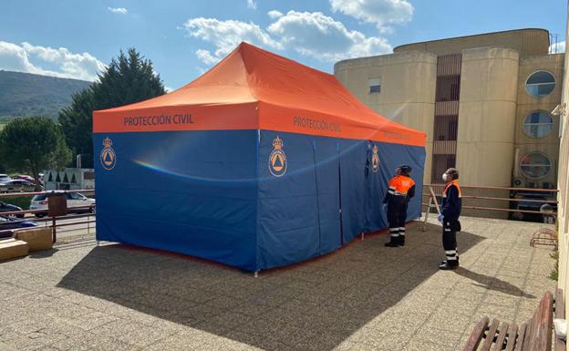 El hospital de Miranda instala una carpa para el cribado de pacientes con coronavirus a la puerta de Urgencias