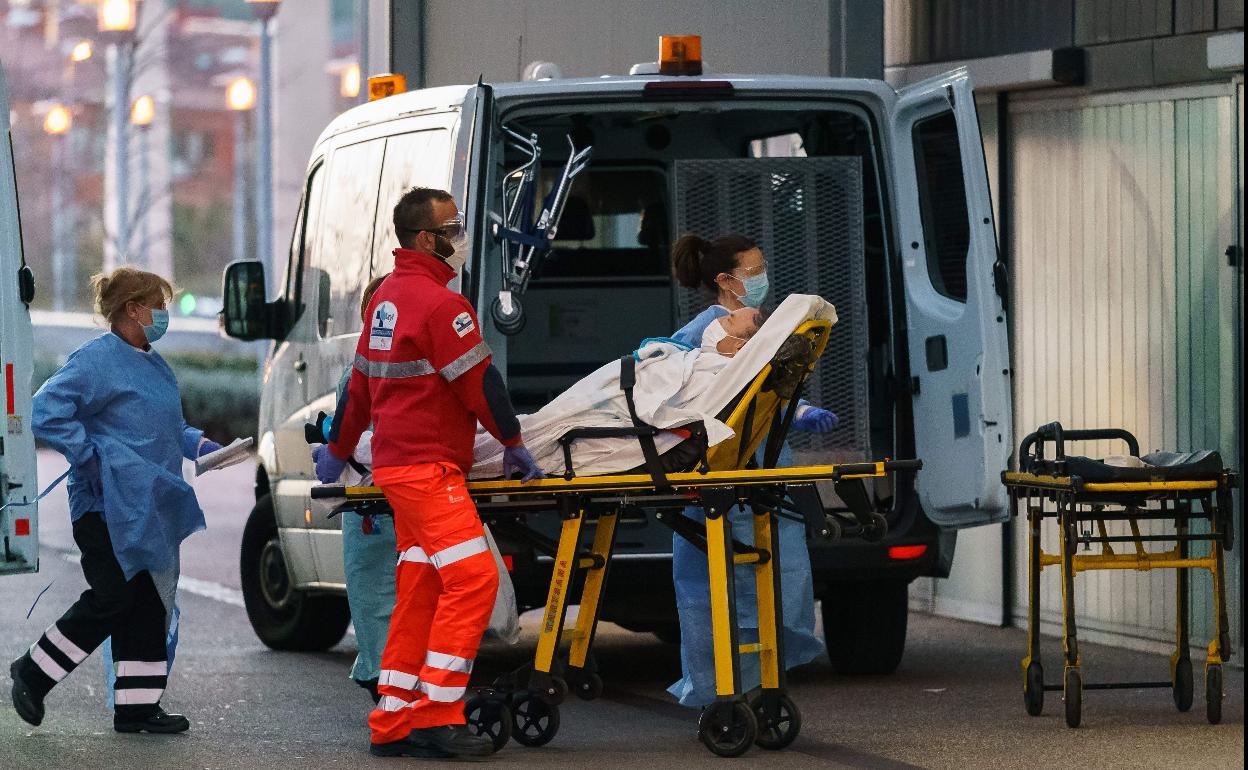 Imagen de la llegada de un paciente a Urgencias del HUBU