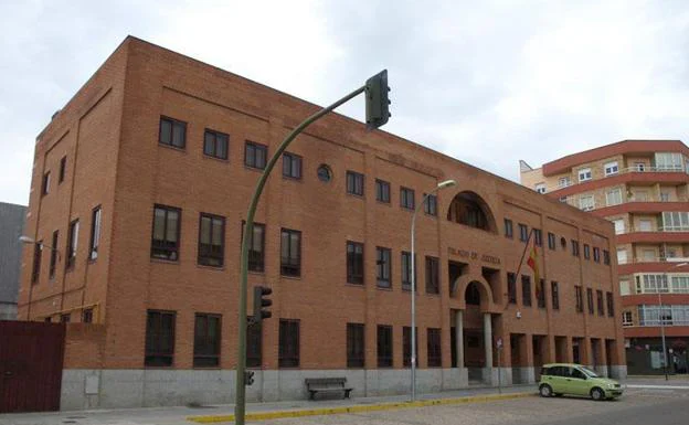 La Junta traslada a los 31 ancianos de la residencia de Adrada de Haza a otros centros de Burgos, Valladolid y al hospital