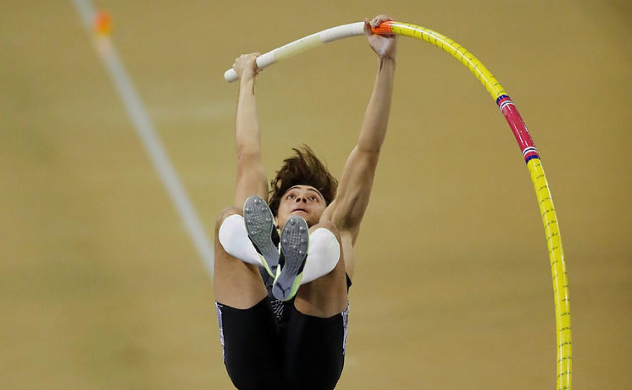 Duplantis vuelve a saltar en el patio