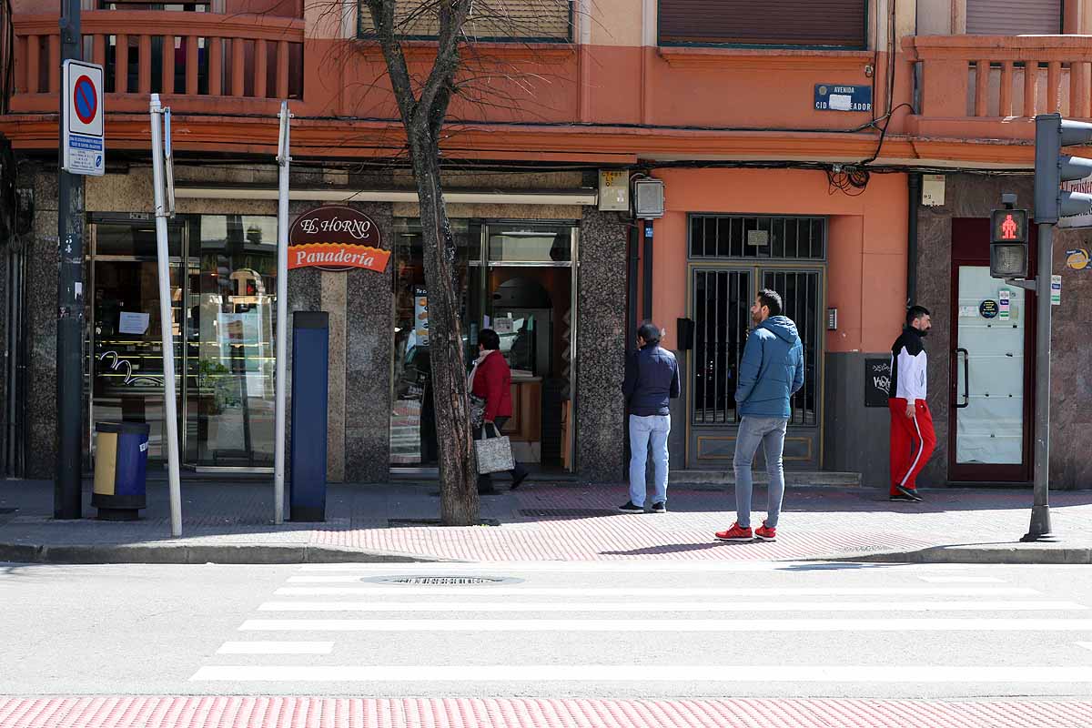 Las mañanas siempre arrojan más actividad en las calles burgalesas que las tardes, la gente sale a comprar el pan o el periódico, pero nada de vermú, nada de contacto social. Sí se puede observar a muchos burgaleses asomados a la ventana aprovechando los rayos de sol, otros disfrutando de su jardín y en muchas ventanas aparecen mensajes de ánimos y arcoiris. 