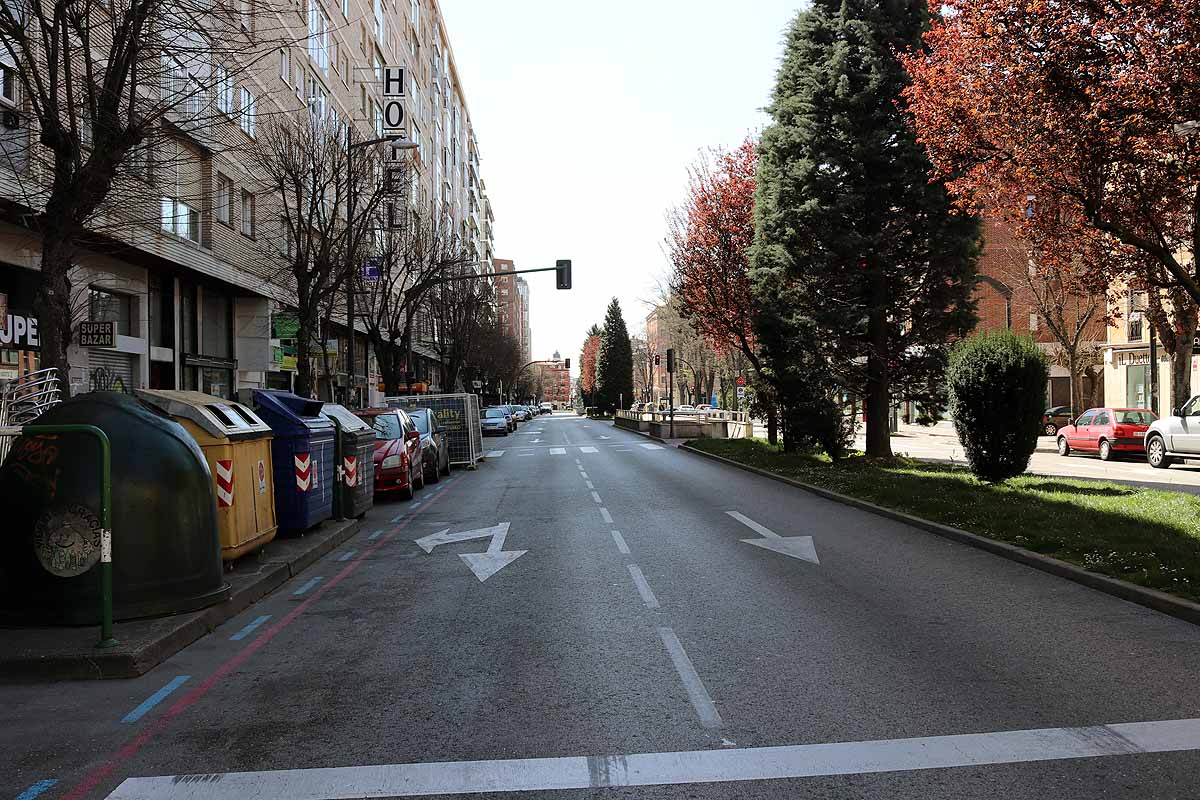 Las mañanas siempre arrojan más actividad en las calles burgalesas que las tardes, la gente sale a comprar el pan o el periódico, pero nada de vermú, nada de contacto social. Sí se puede observar a muchos burgaleses asomados a la ventana aprovechando los rayos de sol, otros disfrutando de su jardín y en muchas ventanas aparecen mensajes de ánimos y arcoiris. 