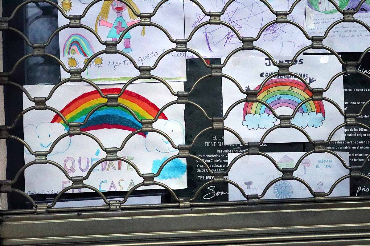 Fotos: Los barrios burgaleses dan ejemplo en una cuarentena con más luz y con mensajes positivos en las ventanas