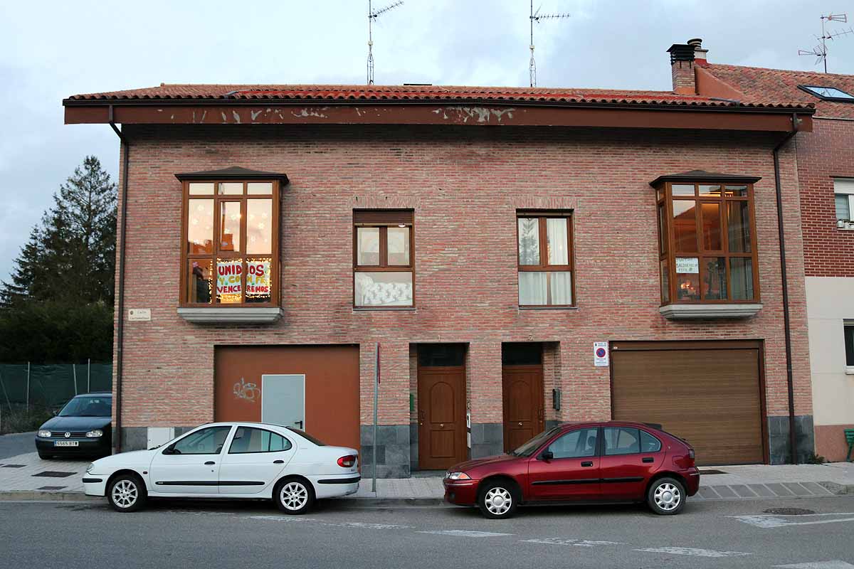 Fotos: Los barrios burgaleses dan ejemplo en una cuarentena con más luz y con mensajes positivos en las ventanas