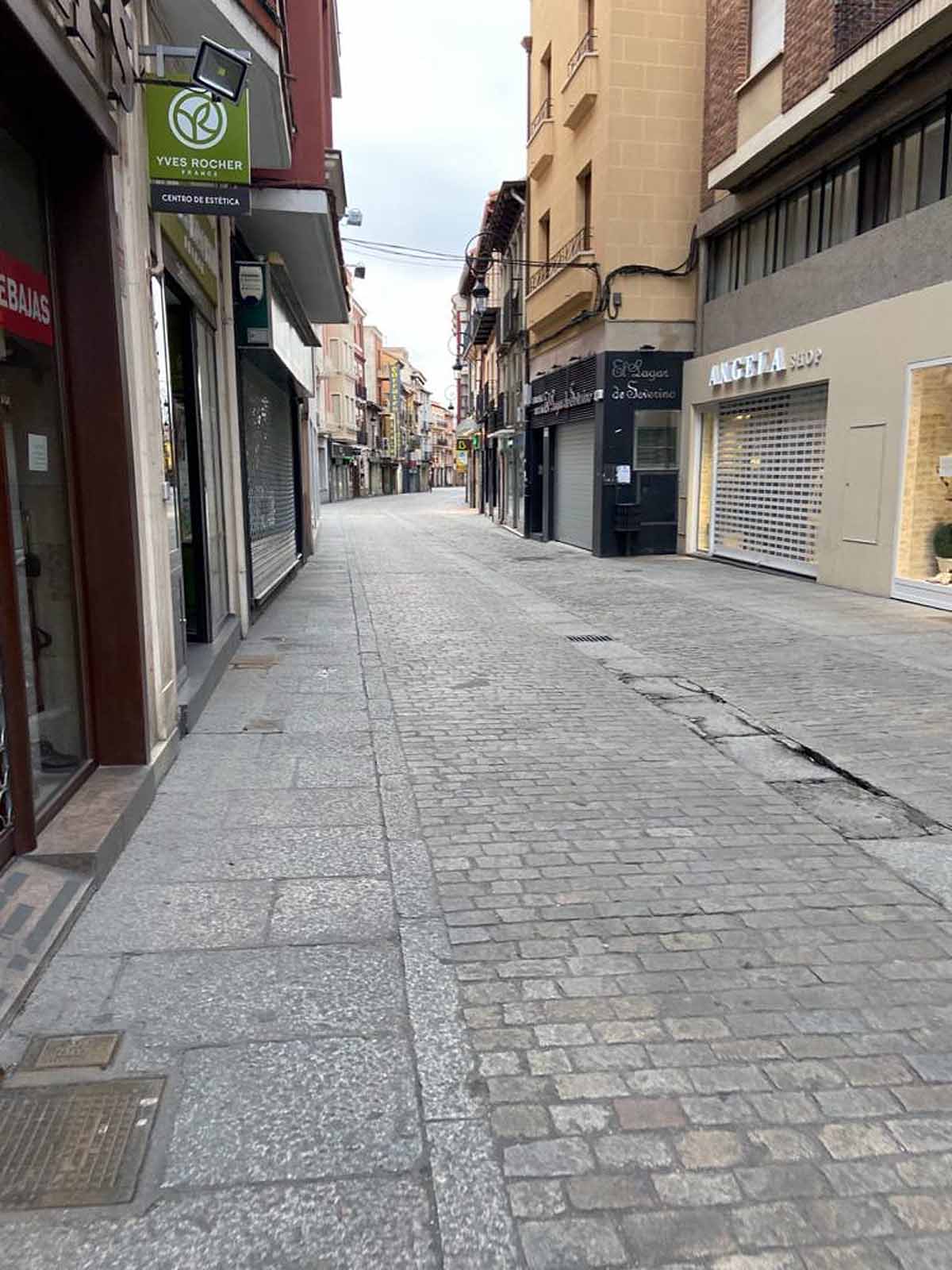 Plaza de Santa María totamente vacía.