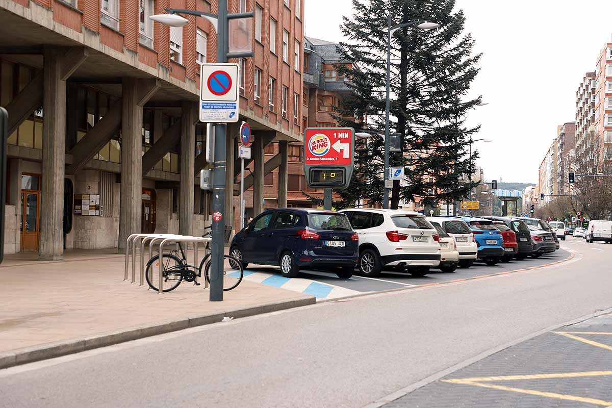 Este lunes, con la suspensión de toda actividad económica no esencial por la crisis sanitaria del coronavirus, el centro de la capital burgalesa presenta una imagen mucho más vacía. Algo a lo que colaboran los termómetros que no suben de 1 grado.