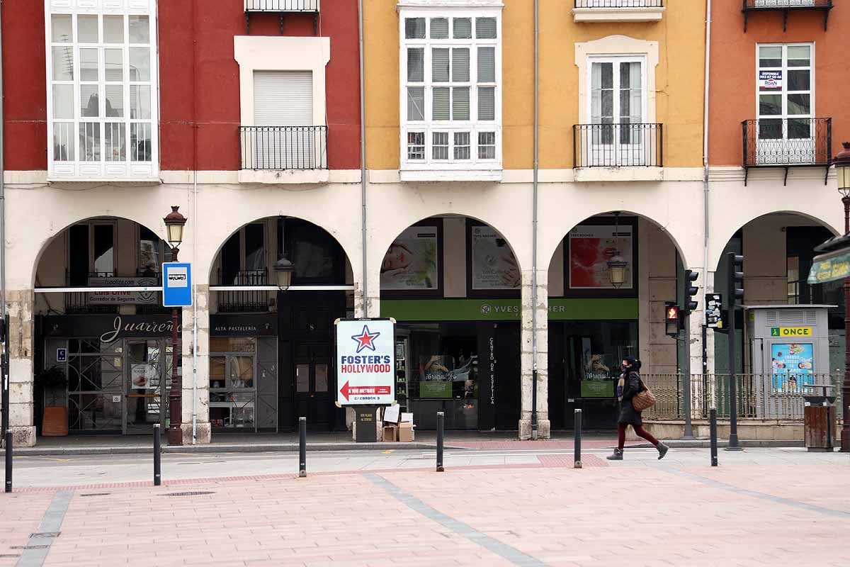 Este lunes, con la suspensión de toda actividad económica no esencial por la crisis sanitaria del coronavirus, el centro de la capital burgalesa presenta una imagen mucho más vacía. Algo a lo que colaboran los termómetros que no suben de 1 grado.