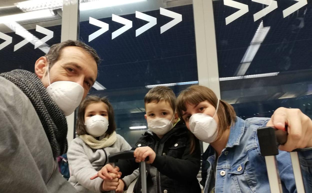 La familia burgalesa a su llegada hoy a Madrid.