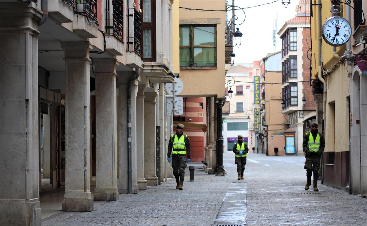 La Unidad del Regimiento de Transmisiones patrulla por las calles de Aranda de Duero. 