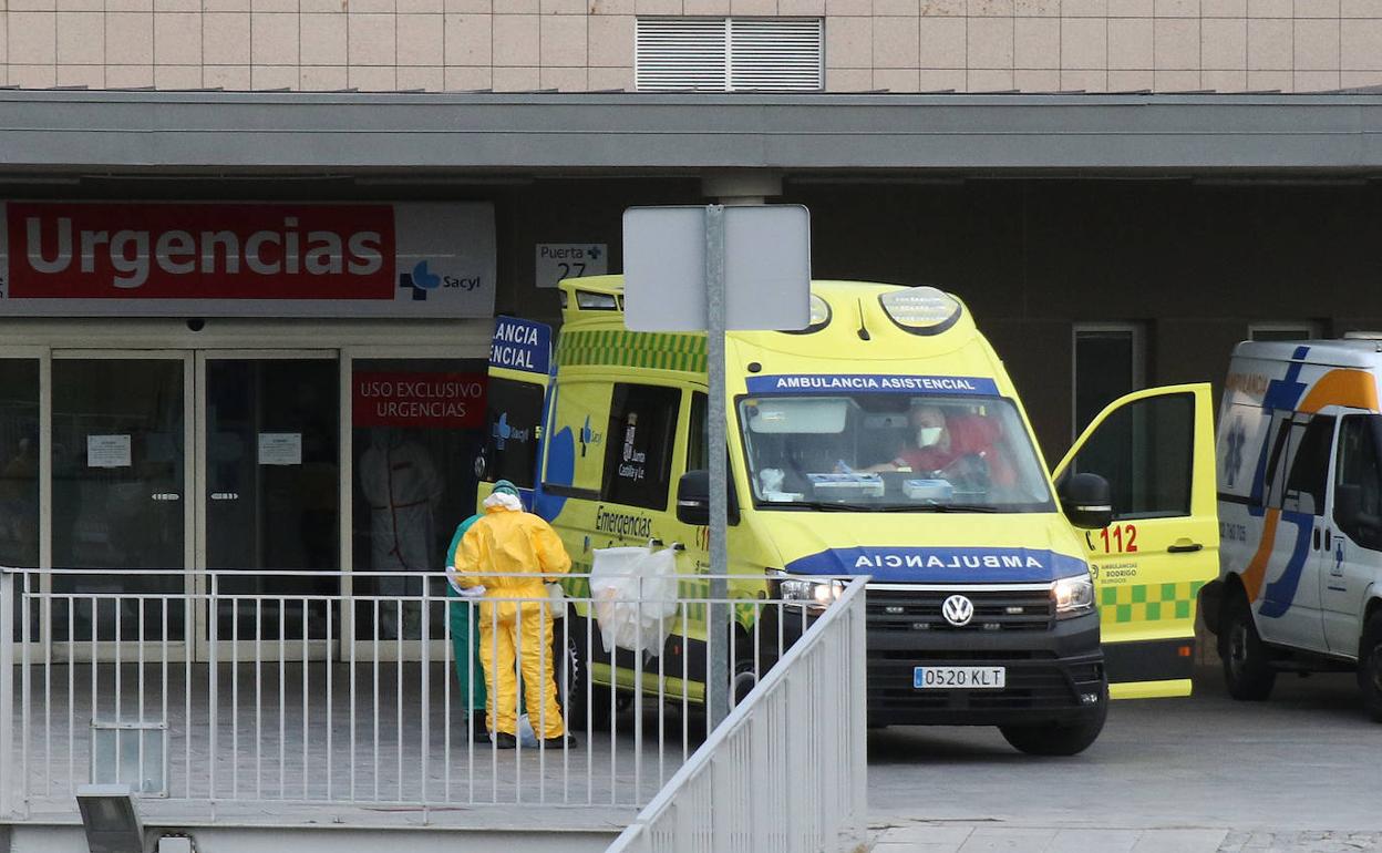 Ambulancia frente al Hospital General de Segovia. 