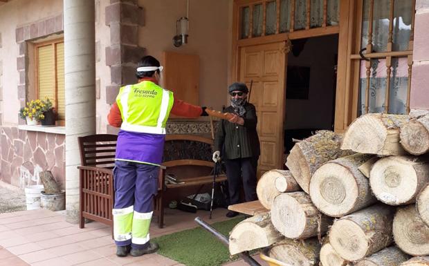 Almudena Sancha, una empleada municipal todoterreno al servicio de los mayores de Fresneda de la Sierra Tirón