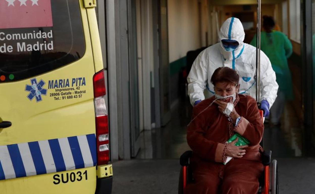 Los servicios de urgencias atienden a una paciente en el Hospital Infanta Leonor, en Madrid.