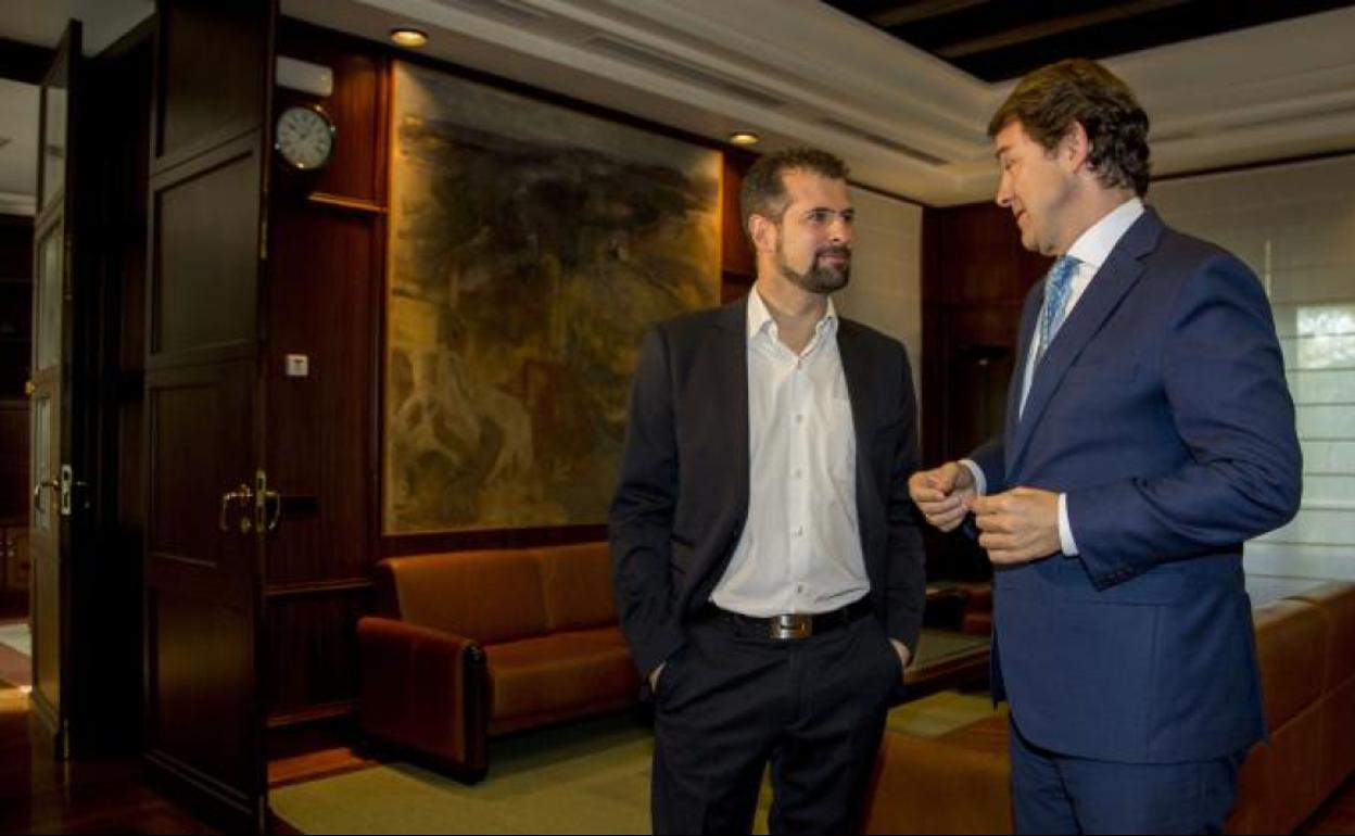 Luis Tudanca y Alfonso Fernández Mañueco durante una reunión en el despacho del este último al principio de la legislatura. 