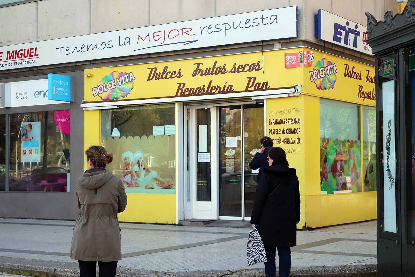 Fotos: Viernes de Dolores sin procesiones pero con colas en los supermercados