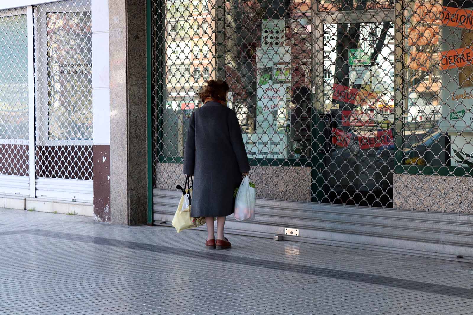 Fotos: Viernes de Dolores sin procesiones pero con colas en los supermercados