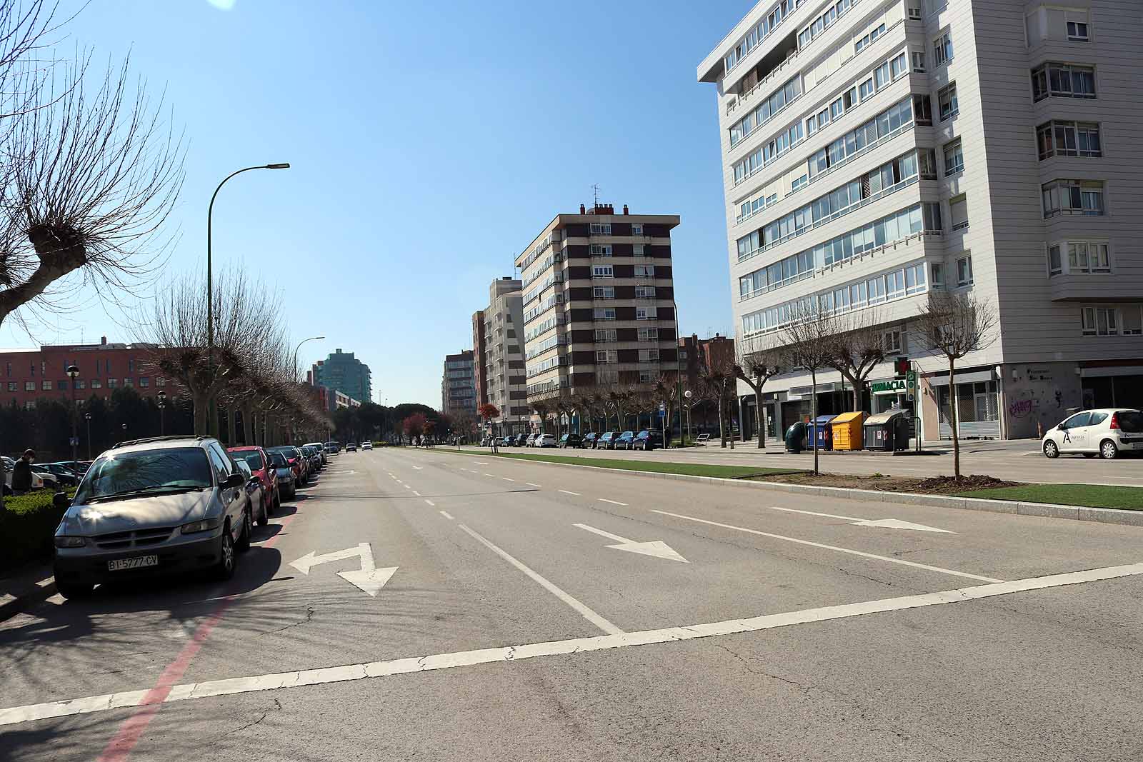 Fotos: Viernes de Dolores sin procesiones pero con colas en los supermercados