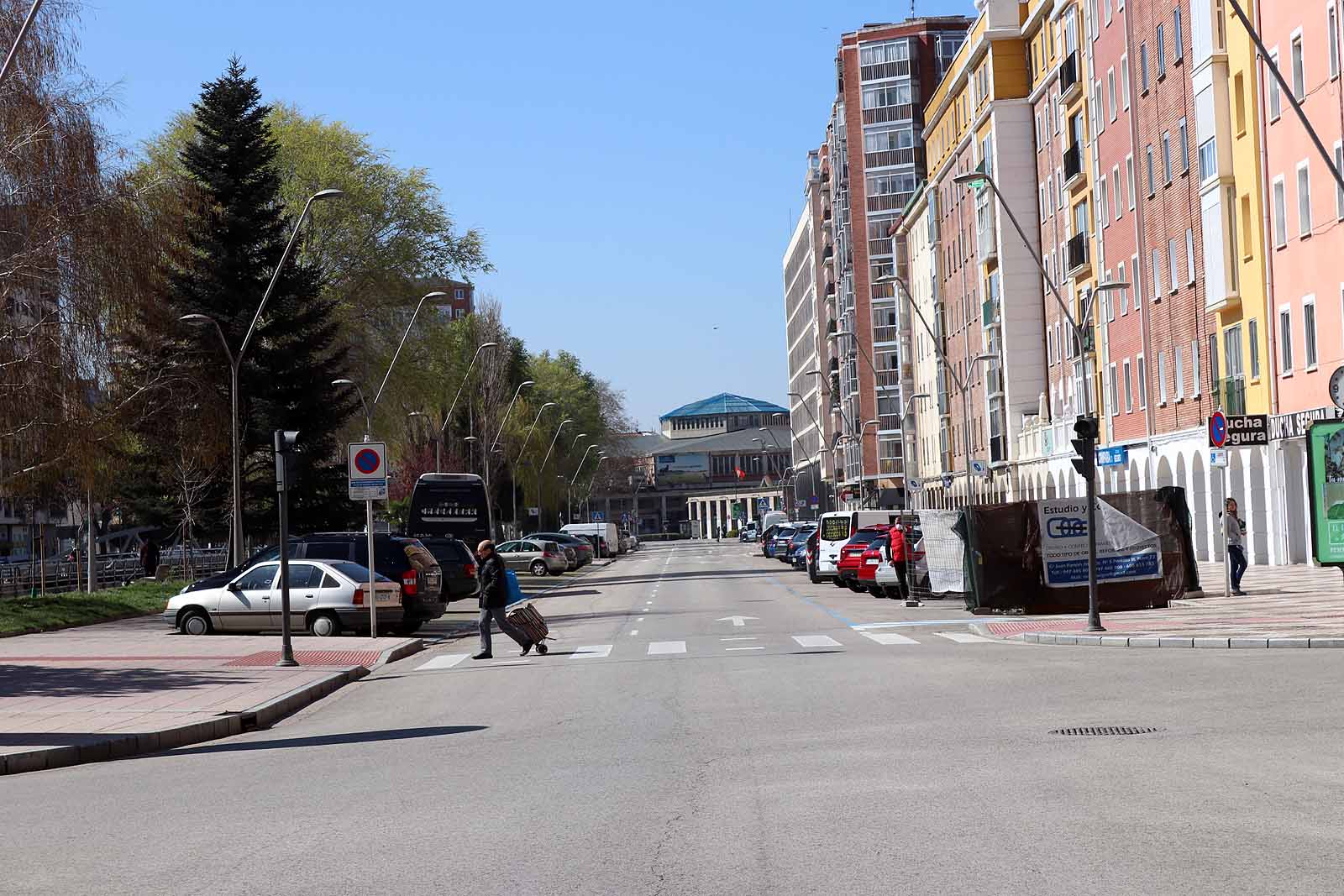 Fotos: Viernes de Dolores sin procesiones pero con colas en los supermercados