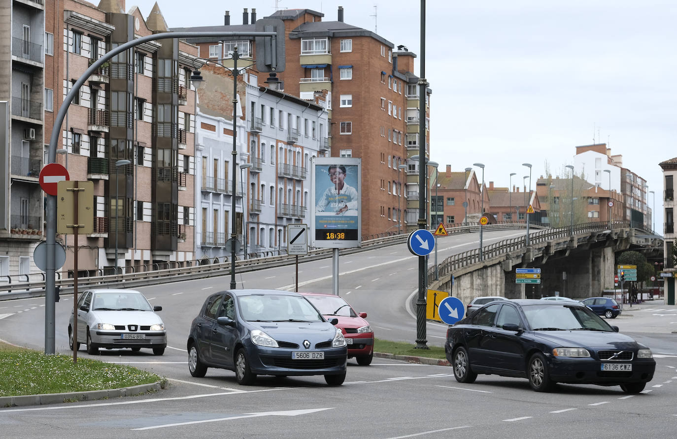 Cuatro vehículos de camino al Paseo de Zorrilla desde Arco de Ladrillo, hoy por la tarde. 