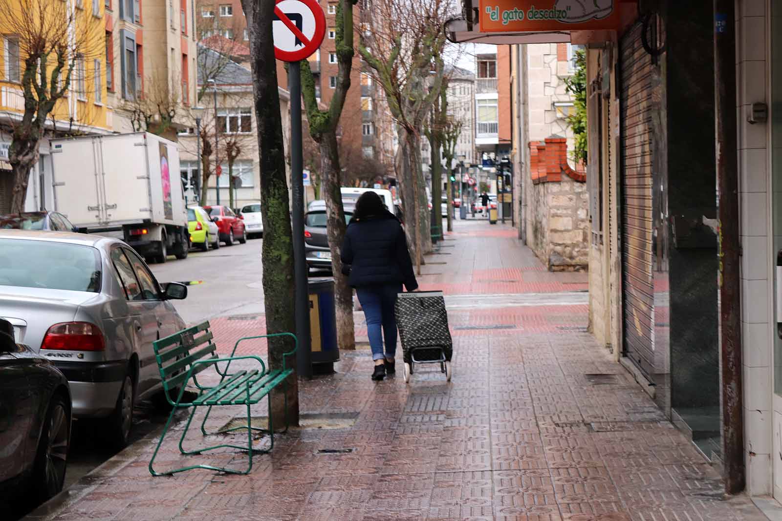 Una vecina consulta una esquela en la calle.