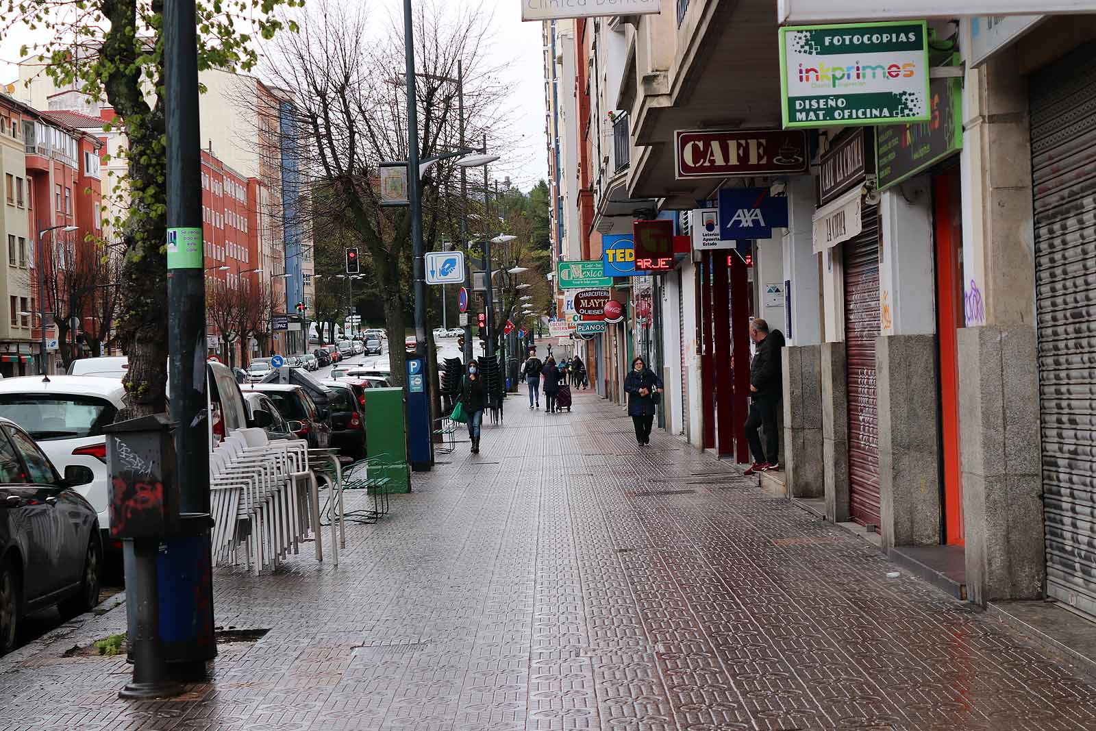 Una vecina consulta una esquela en la calle.