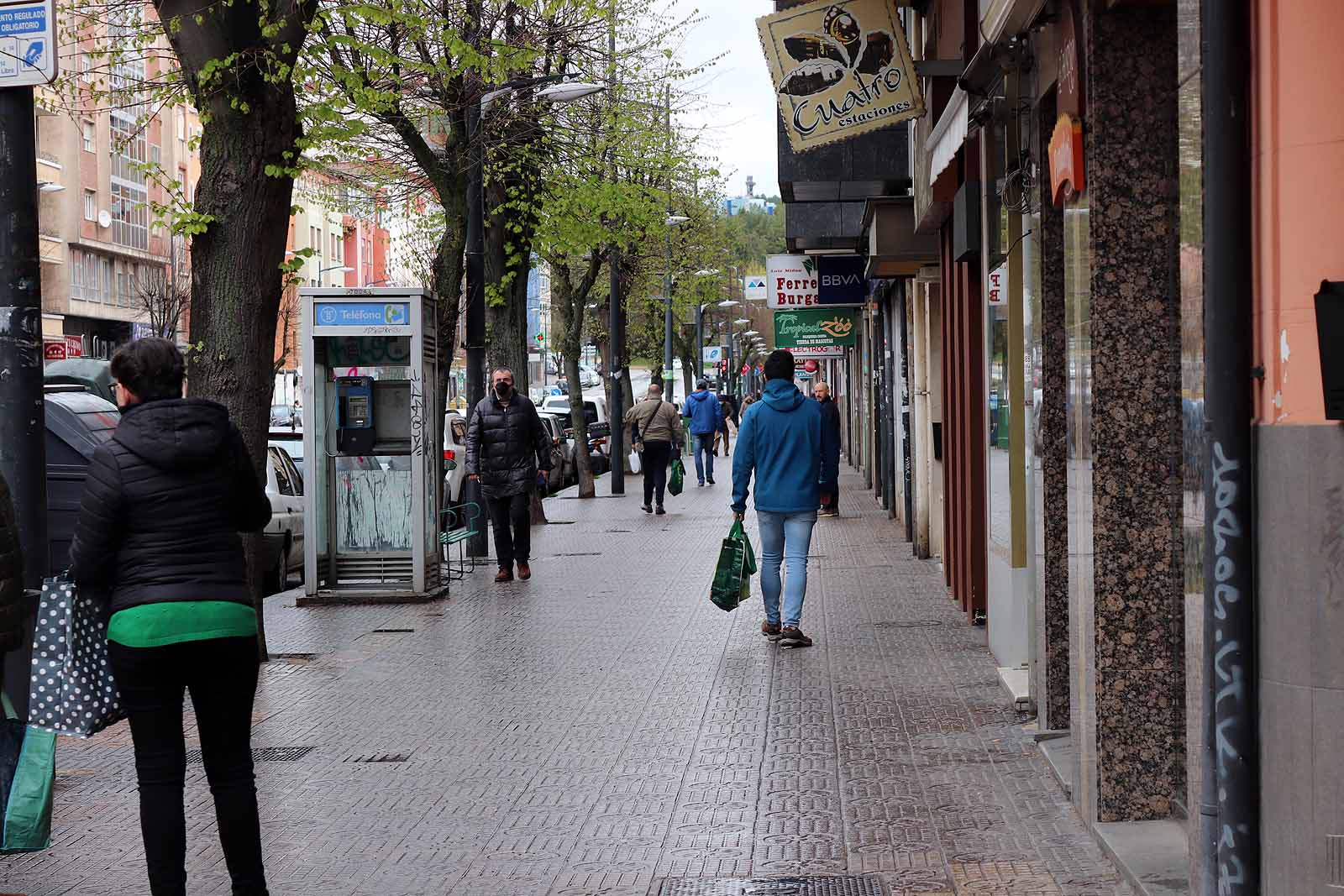 Una vecina consulta una esquela en la calle.