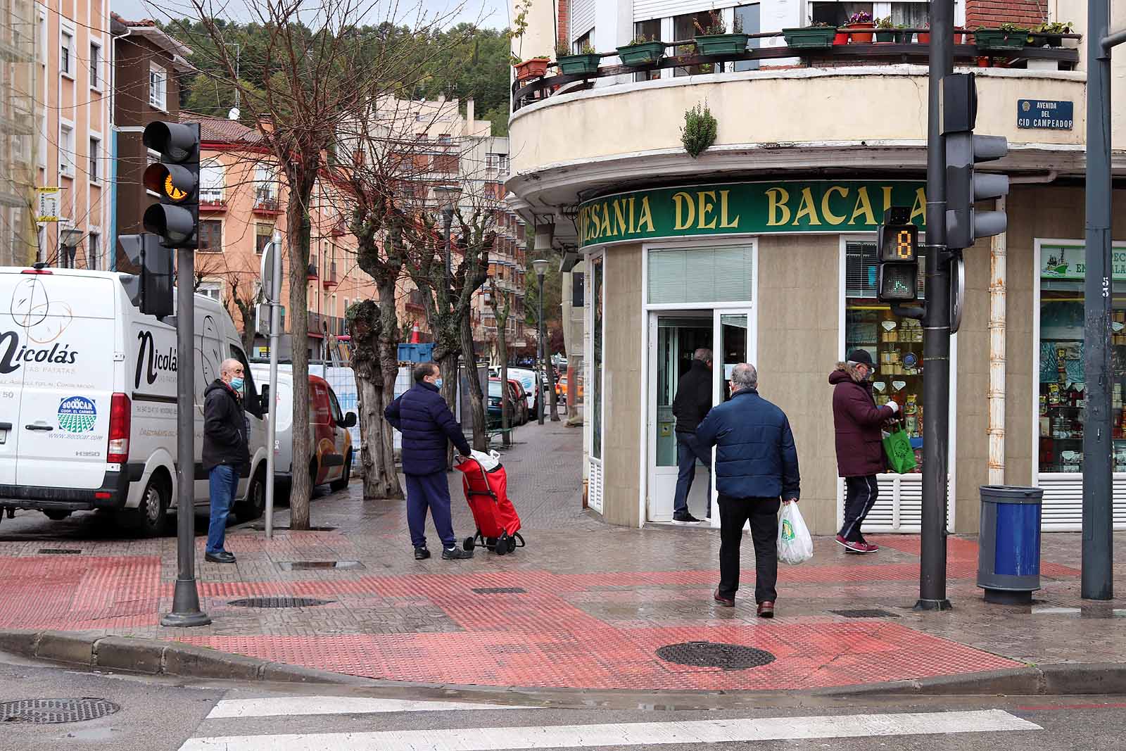 Una vecina consulta una esquela en la calle.