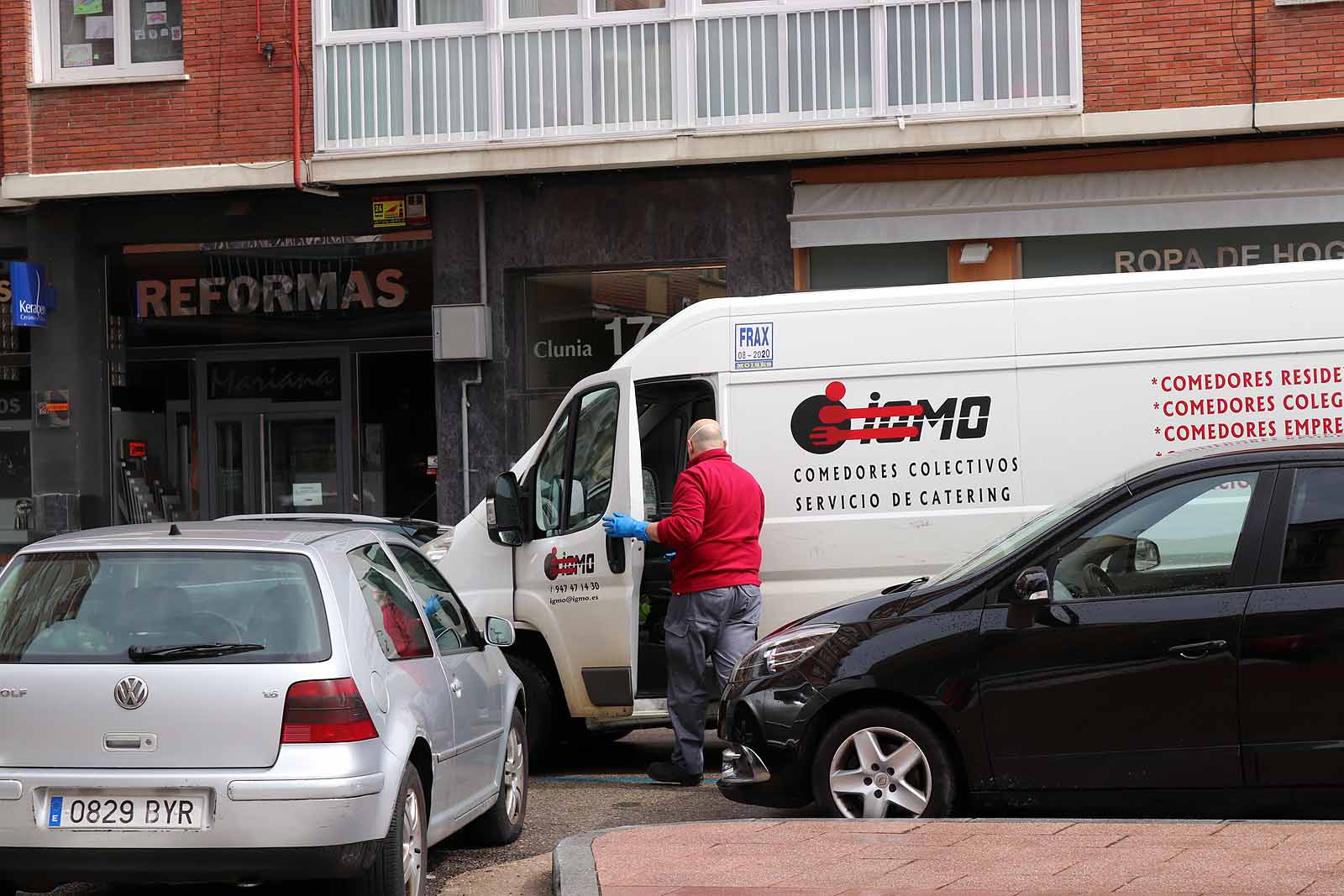 Una vecina consulta una esquela en la calle.