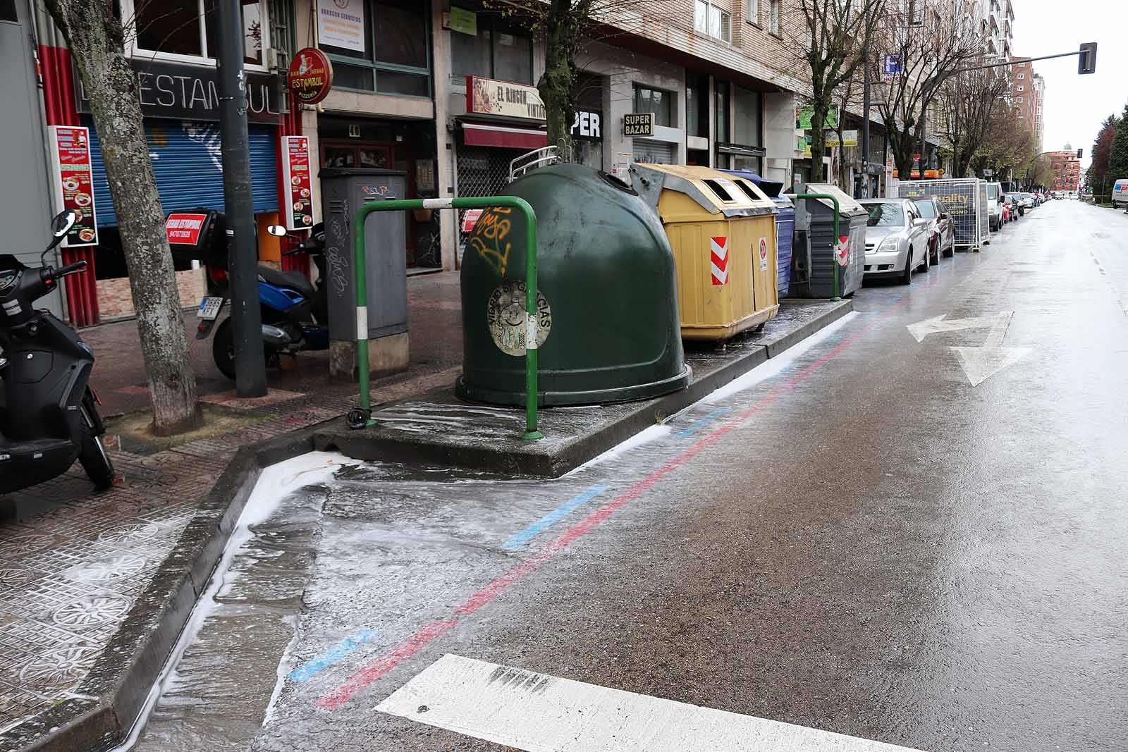 Una vecina consulta una esquela en la calle.