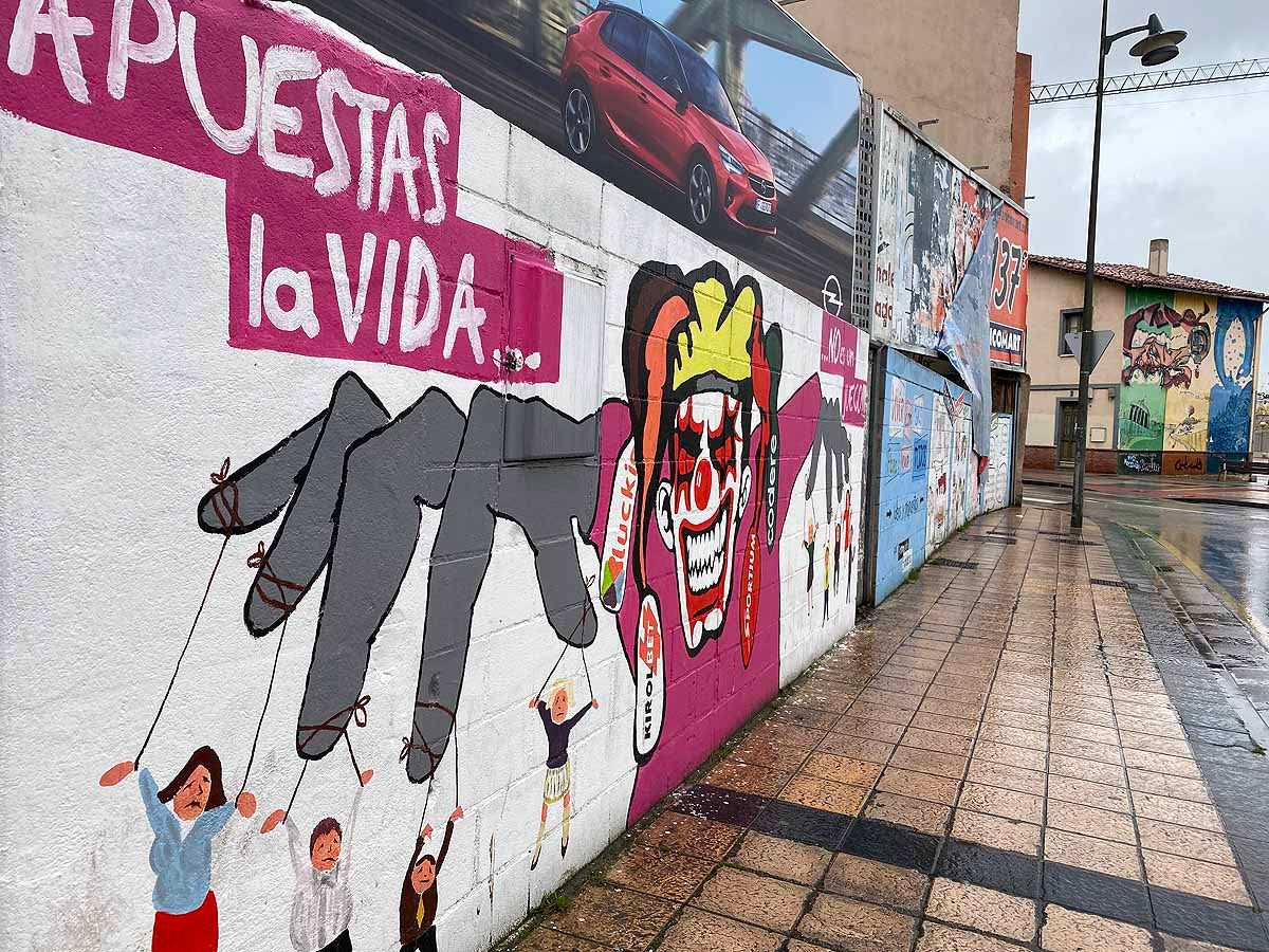 Una vecina consulta una esquela en la calle.