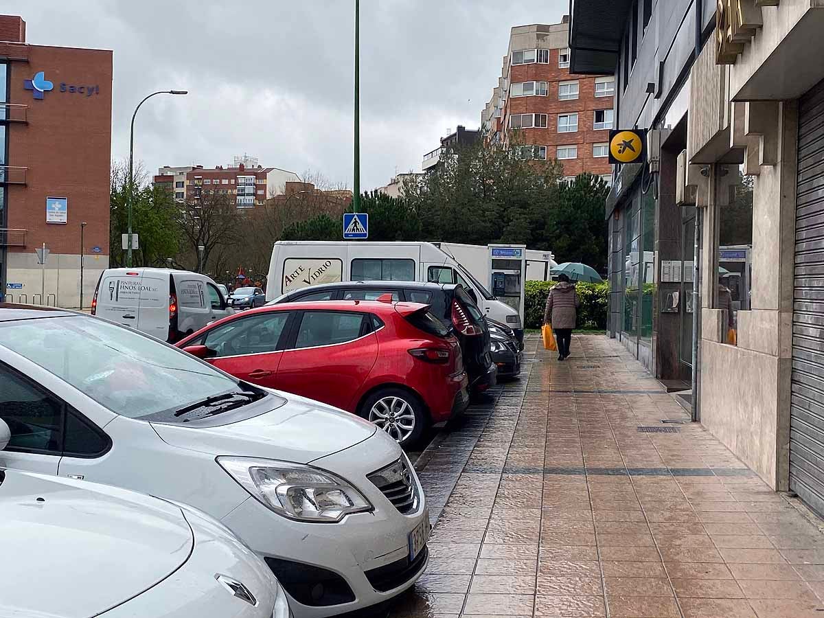 Una vecina consulta una esquela en la calle.