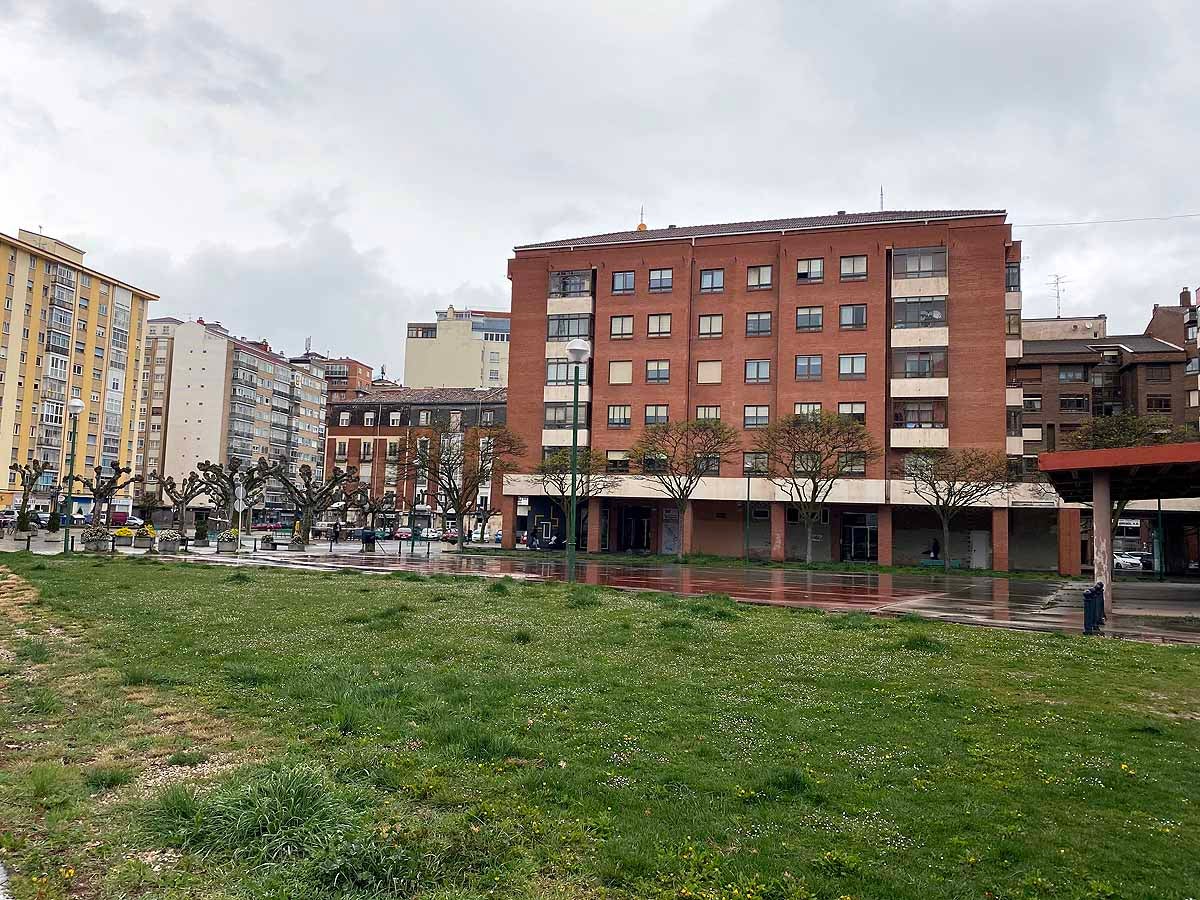 Una vecina consulta una esquela en la calle.