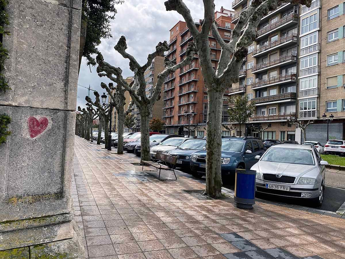 Una vecina consulta una esquela en la calle.