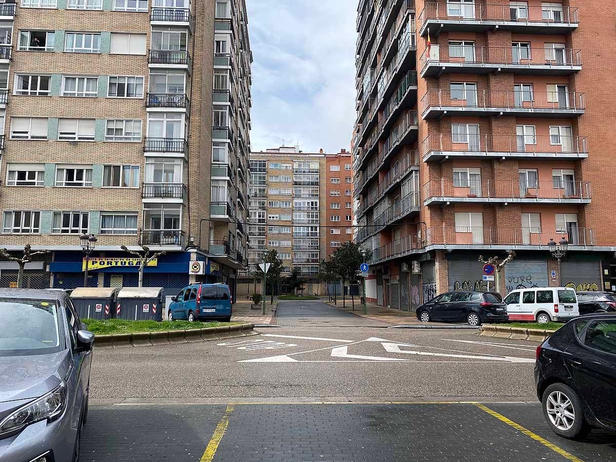 Una vecina consulta una esquela en la calle.