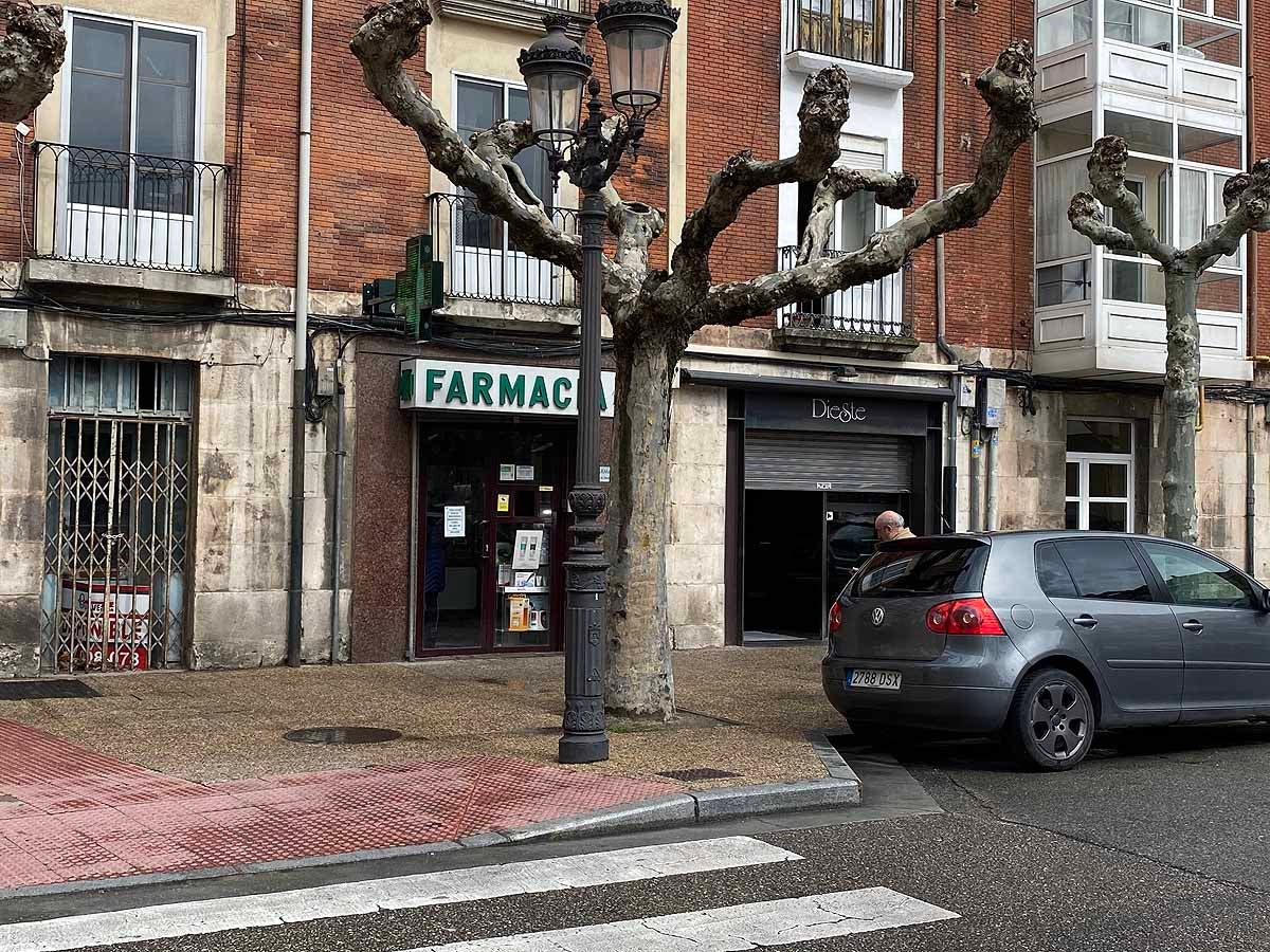 Una vecina consulta una esquela en la calle.