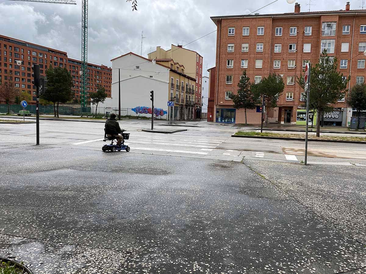 Una vecina consulta una esquela en la calle.