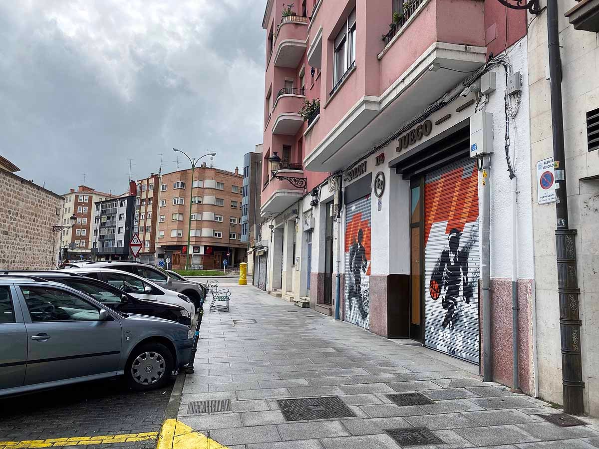 Una vecina consulta una esquela en la calle.