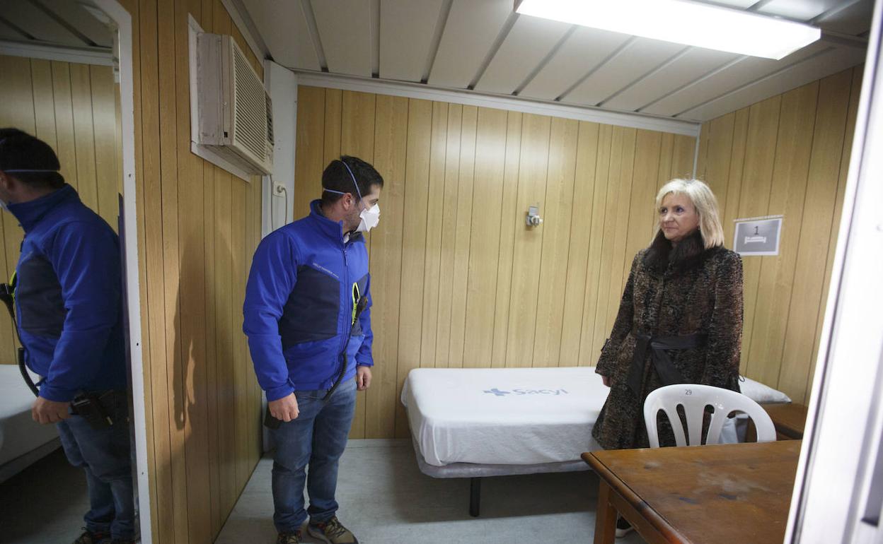 La consejera, en el hospital de campaña de la Feria de Valladolid.