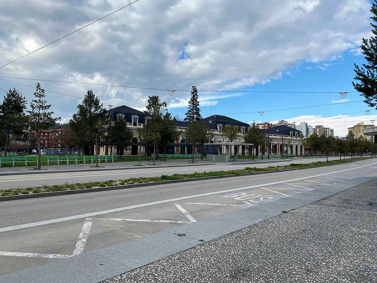 Barrios desiertos durante la tarde del Miércoles Santo.