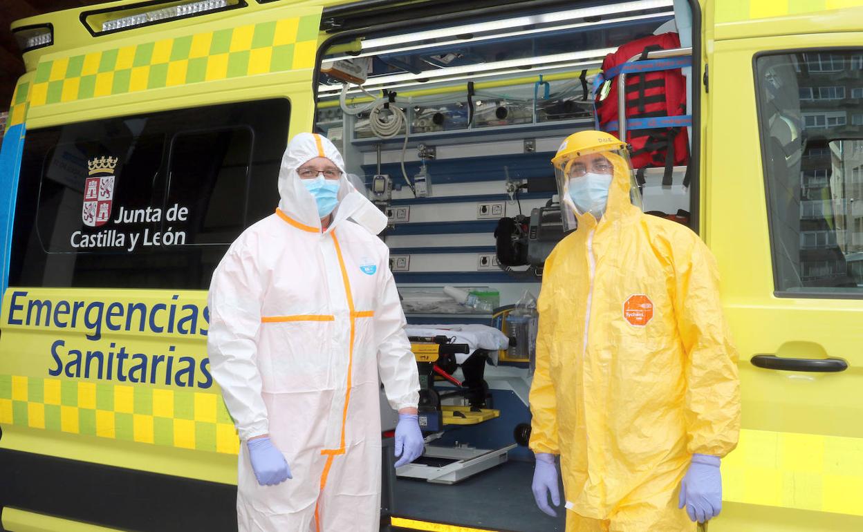 Santiago Otero (médico) y Francisco Tomás Martínez (enfermero), preparados para salir a un aviso de Covid-19. 