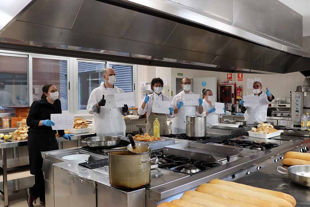 Fotos: Los cocineros de Burgos preparan torrijas para el personal del HUBU