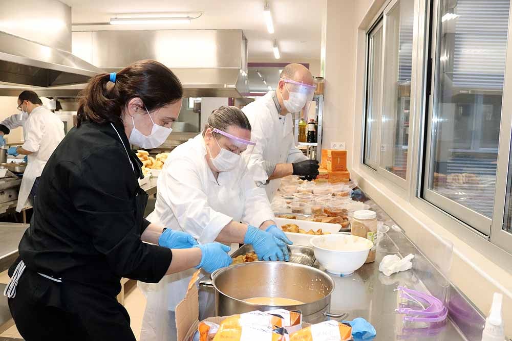 Fotos: Los cocineros de Burgos preparan torrijas para el personal del HUBU