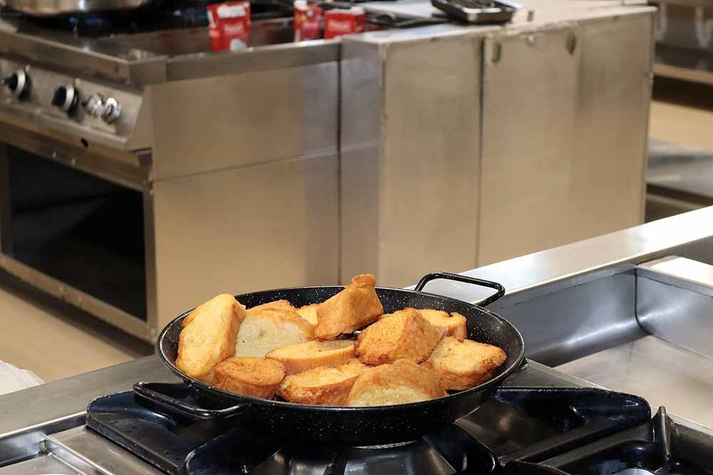 Fotos: Los cocineros de Burgos preparan torrijas para el personal del HUBU